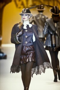 993122447_Valentino1992WomenRTW76.thumb.jpg.fe87527733b39718686c823e056be265.jpg