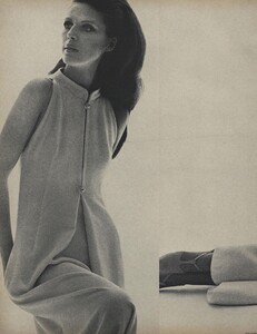 Galanos_Stern_US_Vogue_March_15th_1966_03.thumb.jpg.eace597db254cb7138574bdd34e79d94.jpg