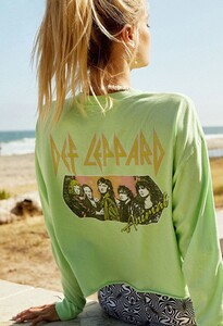 LS005DEF696_DEFLEPPARDANIMALLONGSLEEVECROP_SHOPIFYEDITORIAL6_result.jpg