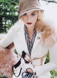 Lady_Meisel_US_Vogue_April_2004_02.thumb.jpg.d6ce80fcb8c74c95c6a6f29842d54de9.jpg