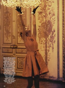 Romantic_von_Unwerth_US_Vogue_December_1990_07.thumb.jpg.12369397e4fdc788bc966c8f86a303e2.jpg