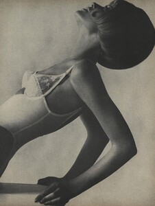 Small_Penati_US_Vogue_March_15th_1966_02.thumb.jpg.115d37bb4a433e6bb81604cb1953156f.jpg