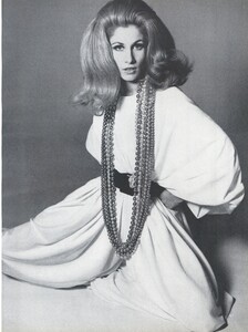 Stern_US_Vogue_January_15th_1965_04.thumb.jpg.1c5196897843322b575231787f1069f9.jpg