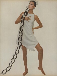 Stern_US_Vogue_May_1966_03.thumb.jpg.c7d0fa14e2efdf77cb8da5f0f3ba2d34.jpg
