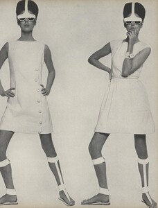 Stern_US_Vogue_May_1966_18.thumb.jpg.02664f90221aac3c20f2ace79a74ac00.jpg