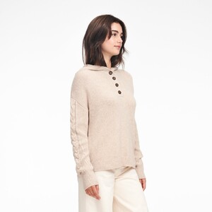 WE02147_CABLE_KNIT_SLEEVE_HENLEY_HOODIE_OATMEAL_05.thumb.jpg.148a0ce25425a9e752511ebdf254d243.jpg
