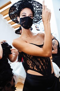 backstage-defile-christian-siriano-printemps-ete-2021-new-york-coulisses-11.thumb.JPG.14d9305d4897030f602c560919c7612c.JPG