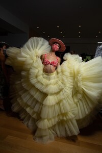 backstage-defile-christian-siriano-printemps-ete-2021-new-york-coulisses-119.thumb.JPG.4a0bca4e022748a96c22d74f7fb5d088.JPG
