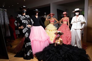 backstage-defile-christian-siriano-printemps-ete-2021-new-york-coulisses-130.thumb.JPG.f1208064a6382cd3303964226942d519.JPG