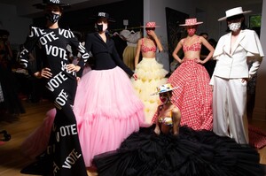backstage-defile-christian-siriano-printemps-ete-2021-new-york-coulisses-131.thumb.JPG.8859d12de86ddbe21b686142660033e6.JPG