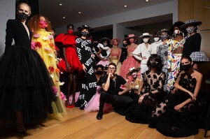 backstage-defile-christian-siriano-printemps-ete-2021-new-york-coulisses-132.thumb.JPG.5b37441fce619efceae0e3d443f6ce9f.JPG
