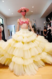 backstage-defile-christian-siriano-printemps-ete-2021-new-york-coulisses-28.thumb.JPG.78e33c9182ff21672265ca7ff18a1702.JPG