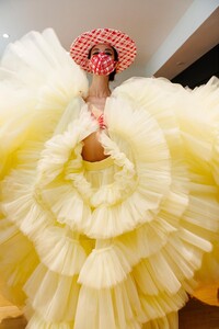backstage-defile-christian-siriano-printemps-ete-2021-new-york-coulisses-30.thumb.JPG.368d20ade8e835e56a053fb42f7db5d1.JPG