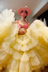 backstage-defile-christian-siriano-printemps-ete-2021-new-york-coulisses-31.thumb.JPG.c7ee96c711ddbb6906b24b46be04eeff.JPG