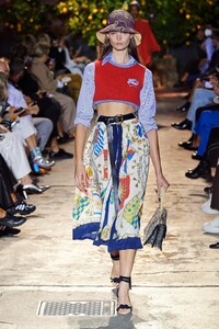 defile-etro-printemps-ete-2021-milan-look-11.thumb.jpg.c13ae080517fe1262799a40f2e37295e.jpg