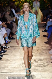 defile-etro-printemps-ete-2021-milan-look-24.thumb.jpg.f06e0397661918a3b05bbb754856d9f6.jpg