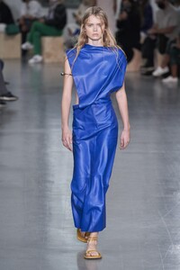 defile-sportmax-printemps-ete-2021-milan-look-46.thumb.jpg.10e2703058293fab0e9de6cee1428e2d.jpg