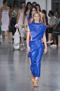defile-sportmax-printemps-ete-2021-milan-look-47.thumb.jpg.0e54b5e4f39ab434d934a63a0fa25bbd.jpg