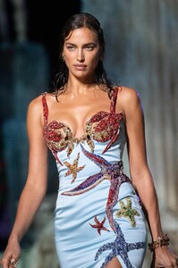 detail-defile-versace-printemps-ete-2021-milan-detail-199.thumb.jpg.f1b96fd848f7ecf67cf8be4272fb6b91.jpg