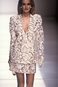 giorgio-armani-ss-1992-2.thumb.jpg.30ee914a6c183daf1e7a80ec946dc7a2.jpg