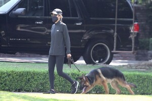 nicole-richie-walks-her-dog-in-beverly-hills-09-03-2020-5.jpg