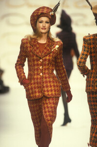 oscar-de-la-renta-fw-1992-1.thumb.jpg.608b907e1f44dc465002655863572d6e.jpg