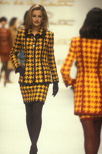 oscar-de-la-renta-fw-1992-2.thumb.jpg.97897a90090e8115e2d3e537b2b007e0.jpg