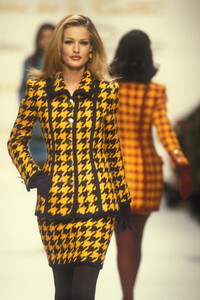 oscar-de-la-renta-fw-1992-3.thumb.jpg.2d4b4e8cb245c6c95ce7bc96a4603d87.jpg