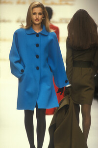 oscar-de-la-renta-fw-1992-4.thumb.jpg.984bb34988eefb20ed311e6ab8468924.jpg