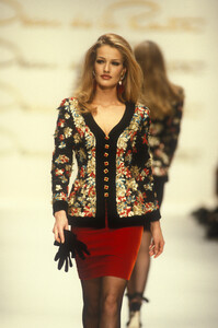 oscar-de-la-renta-fw-1992-7.thumb.jpg.12b31d179db0bb0eb7dc018c6dd9fe02.jpg