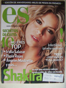 revista-es-shakira-en-portada-D_NQ_NP_13327-MLM70540095_4636-W.jpg