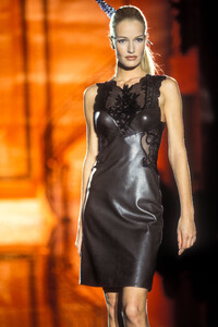 versace-hc-ss-1996-1.thumb.jpg.3be5cc0c1d1eb615f0f1a32ff18e3962.jpg