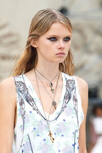 00024-CHLOE-DETAILS-SPRING-21-RTW.thumb.jpg.69c8d2d3b2b926595fc759fbfaf21d01.jpg