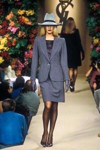 1157630487_YvesSaintLaurent1996HauteCouture16.thumb.jpg.3291508b03a2dfeaf19535adb2ba0337.jpg
