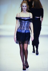 1197900632_blumarine-fw-1994(7).thumb.jpg.09d0acd67ee53b74ab545a4bb5070747.jpg