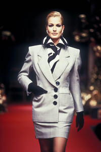1332533114_ChristianDior1994HauteCouture40.thumb.jpg.642ce177a7a66efc26809397941fff85.jpg