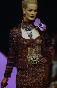1560548004_ChristianLacroixCoutureFall1995(7).thumb.jpg.b73e8b42406fda05c33fad35c2fd7c4a.jpg