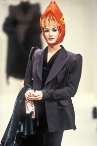 1584655390_VivienneWestwood1994WomenRTW68.thumb.jpg.eb70c1f42f1f47f4286331d775728a35.jpg