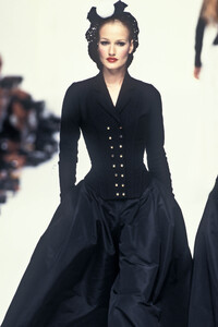 1638067474_Chanel1994HauteCouture117.thumb.jpg.be16e87fa6d706e7ca3541ca7cc2ea01.jpg