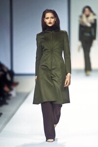 1663692369_Valentino2000WomenRTW101.thumb.jpg.56137e03f1313a943711338037434d11.jpg