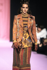 1685633752_ChristianLacroix1994WomenRTW86.thumb.jpg.0caa3347ab1d481a954a22b05962e19c.jpg