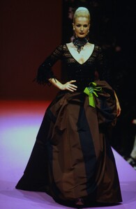 1776842520_ChristianLacroixCoutureFall1995(20).thumb.jpg.41d97759ae19340065347c65a82c2208.jpg