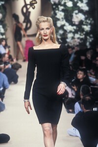 211448562_YvesSaintLaurent1996HauteCouture142.thumb.jpg.20c9a8be00e17ed0e99f67c3b1ca8e1d.jpg