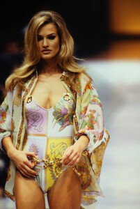 2130196495_versace-ss-1992(13).thumb.jpg.dc86d064418887b9a9fa399f8617ff12.jpg