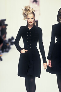 343029547_Chanel1994HauteCouture71.thumb.jpg.a51e5746c4baa6a9f97d7659fdd23003.jpg