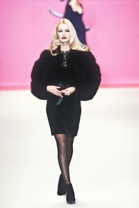 347549032_YvesSaintLaurent1996WomenRTW170.thumb.jpg.50b0f7f1756628f8db0168af8b6fd1ea.jpg