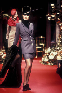 368427928_ChristianDior1994HauteCouture44.thumb.jpg.6dc8092f44cdaca3c159fc6731fe4d29.jpg