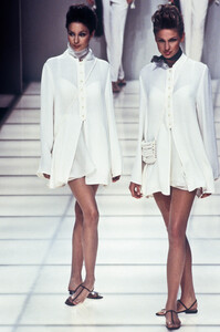 406347807_GiorgioArmani1995WomenRTW60.thumb.jpg.4ec91e4155d161e0bb241bab17fe0139.jpg