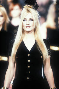 407713750_Chanel1996WomenRTW111.thumb.jpg.3fe0b21cdc3935e568380ffff7d2593e.jpg