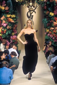 428750157_YvesSaintLaurent1996HauteCouture204.thumb.jpg.a7fdf250fddd3890d7e249253f797094.jpg